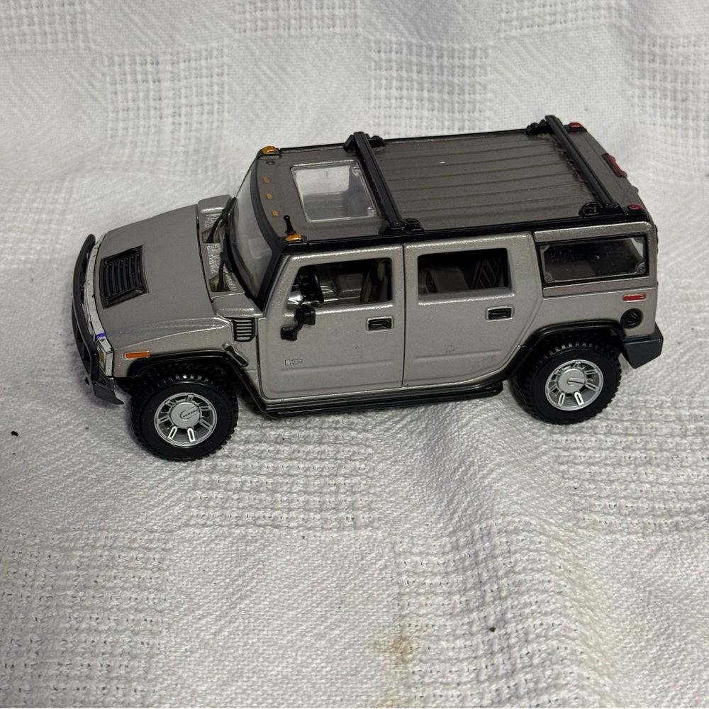 MAISTO DIE CUT HUMMER H2 MODEL 1:27 SCALE Silver and‎ Black Diecast Model Car